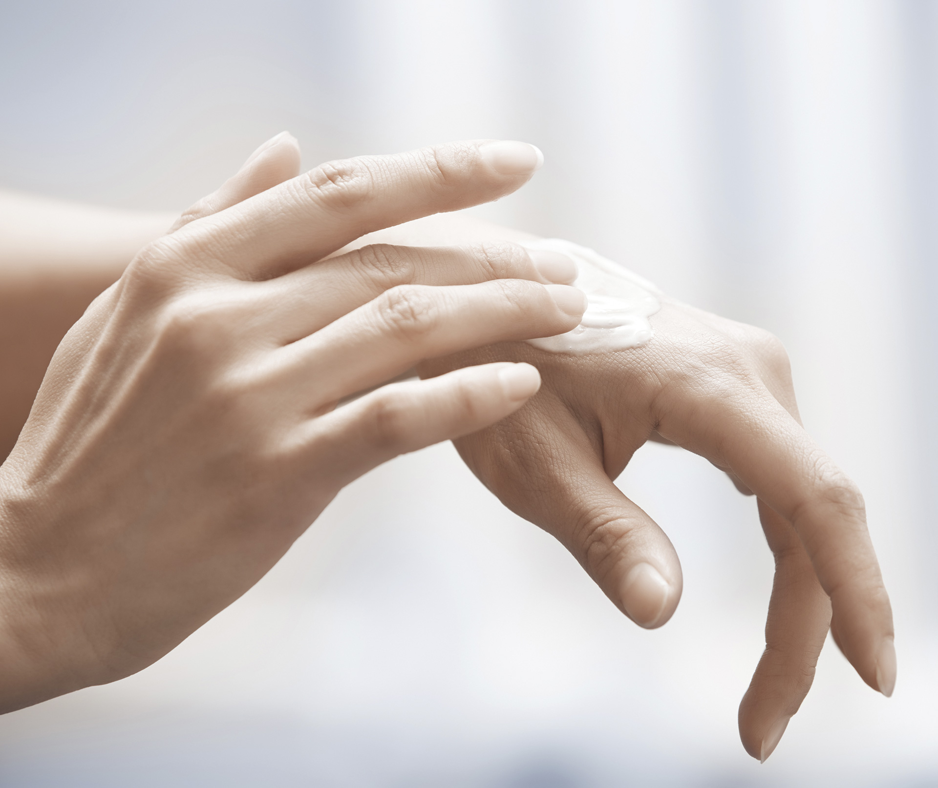 Aplicación de crema humectante Atoderm en manos 