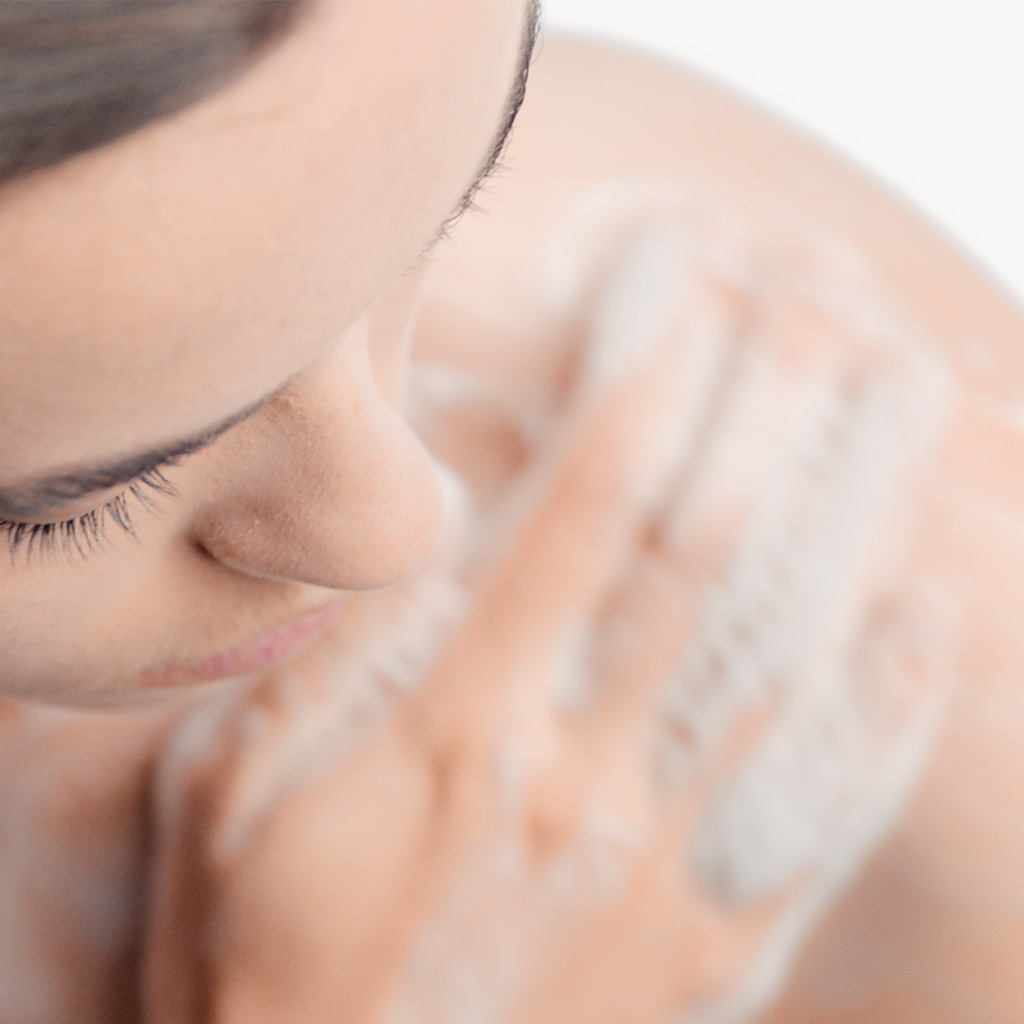 Modelo con piel humectada y uniforme