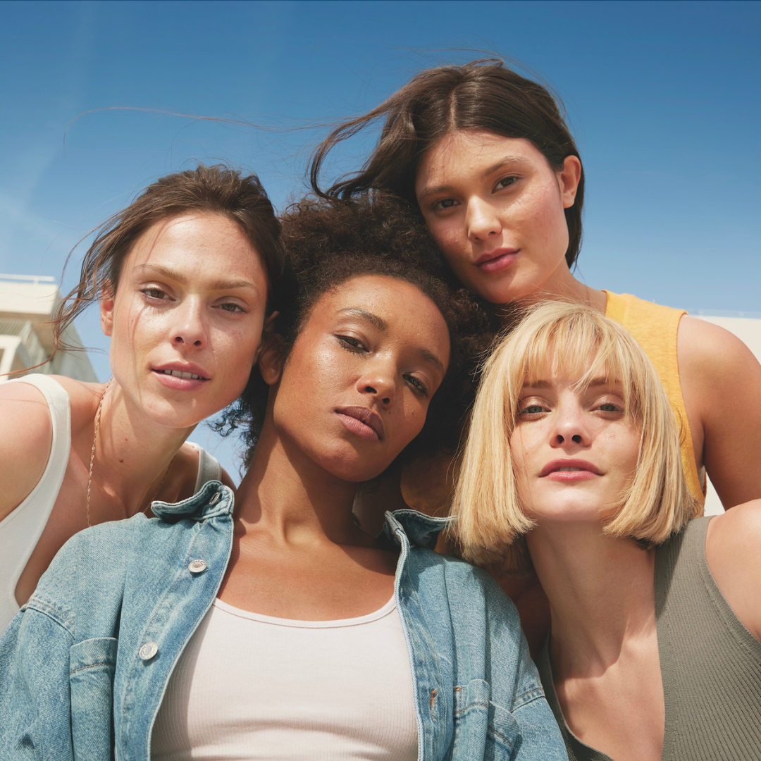 Mujeres de diversas tonalidades de piel juntas 