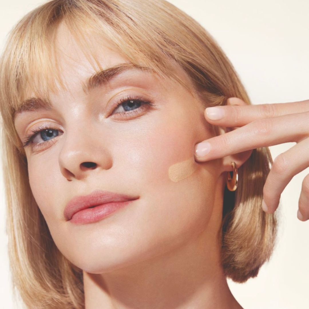 Mujer aplicandose Photoderm XDefense FPS50+