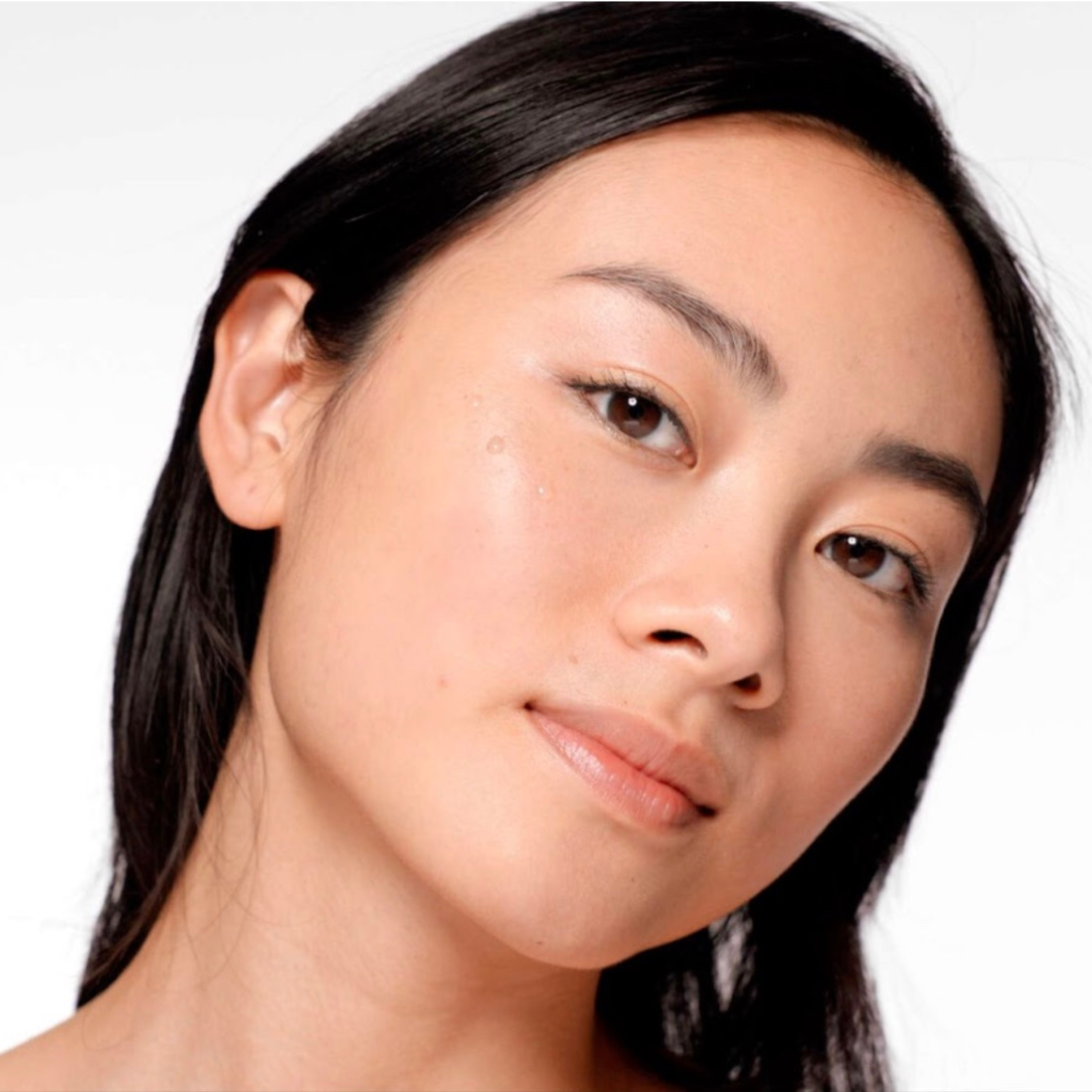 Rostro de mujer con piel saludable, luminosa y sin maquillaje.