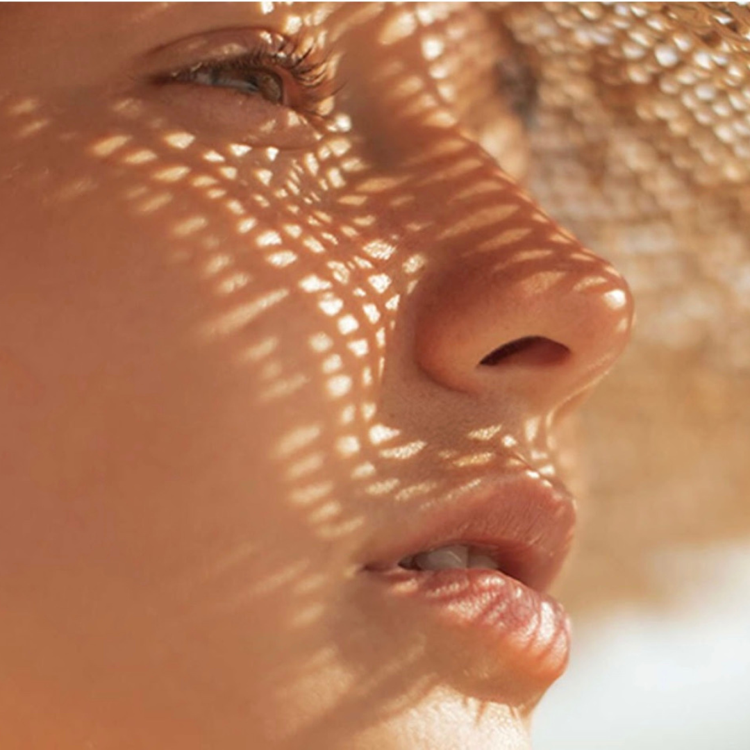 Rostro femenino con sombra proyectada por sombrero
