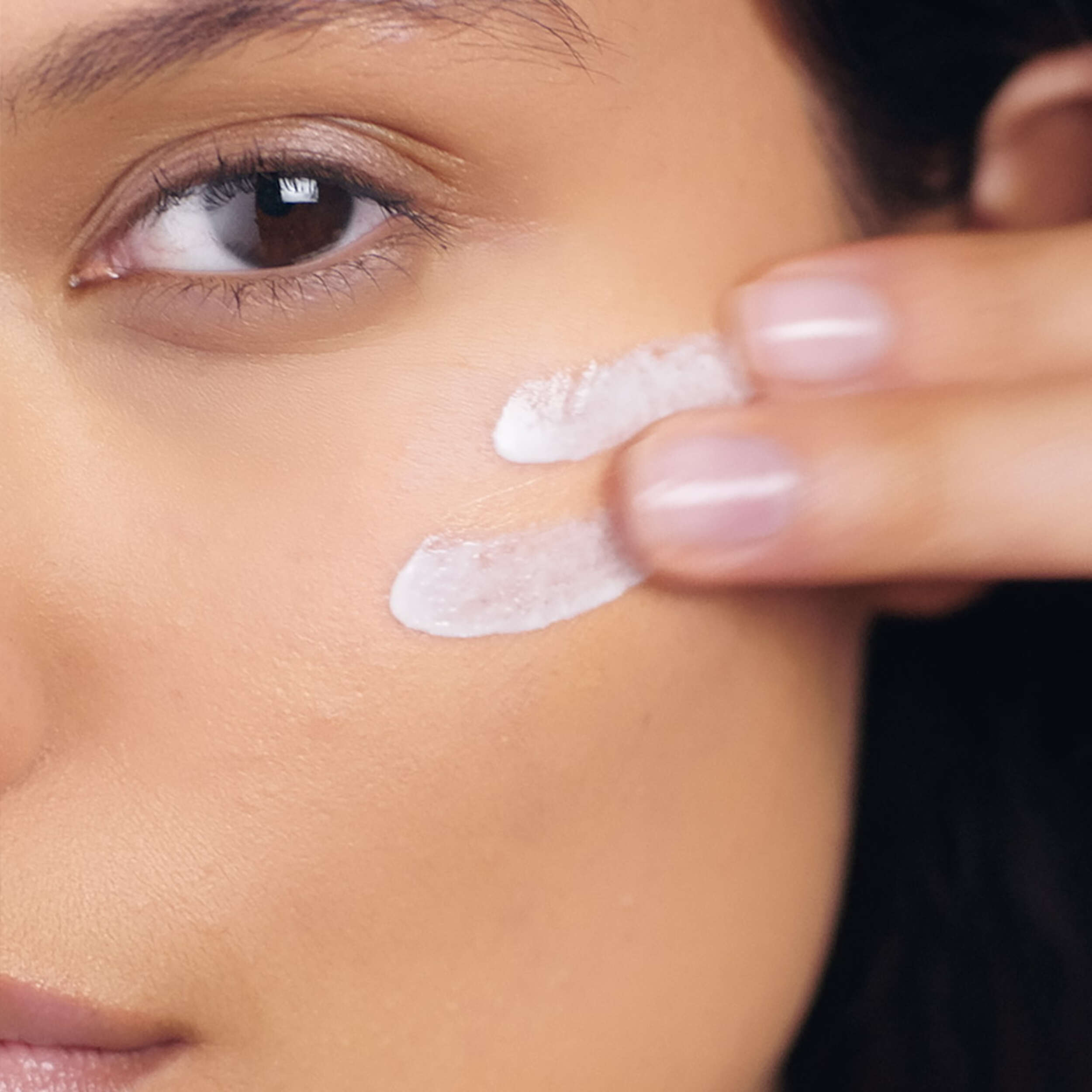 Persona aplicándose crema