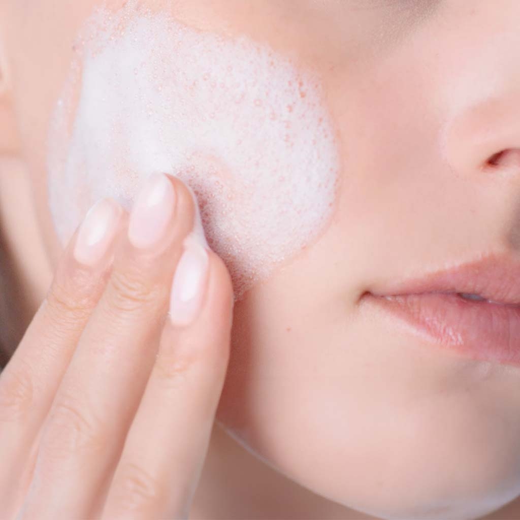 Aplicación de Hydrabio Gel Moussant en rostro, espuma suave que limpia, desmaquilla e hidrata la piel.