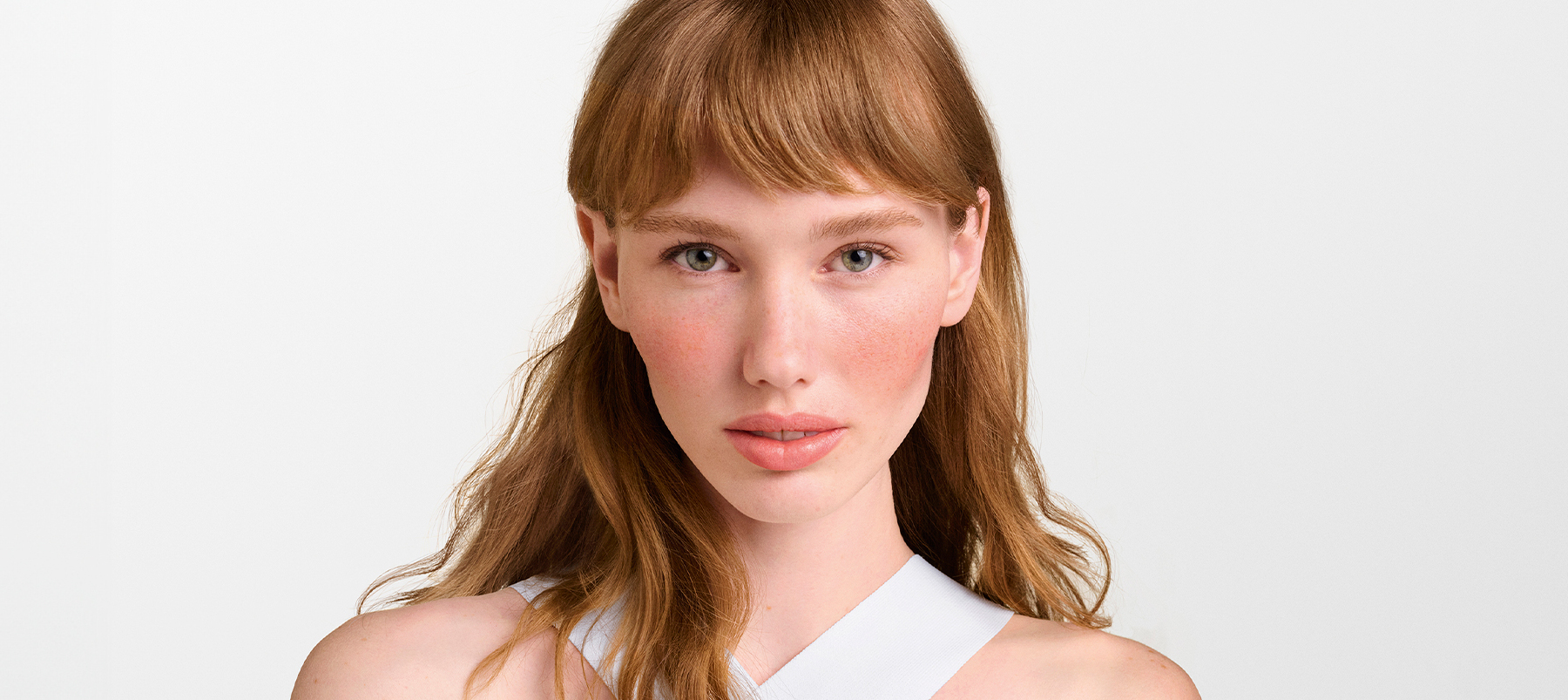 Mujer con enrojecimiento facial leve