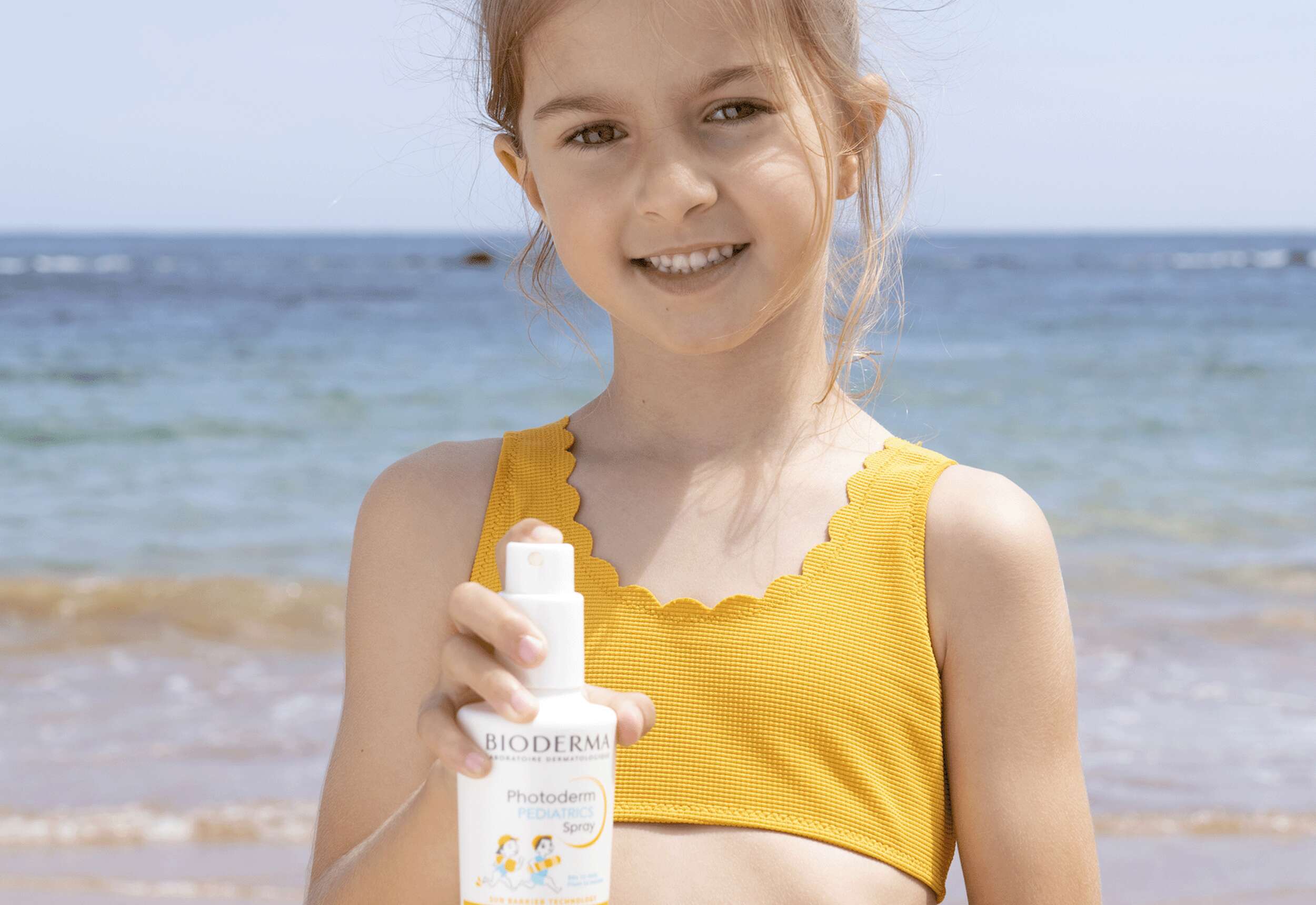Niña con Photoderm Pediatrics Spray 