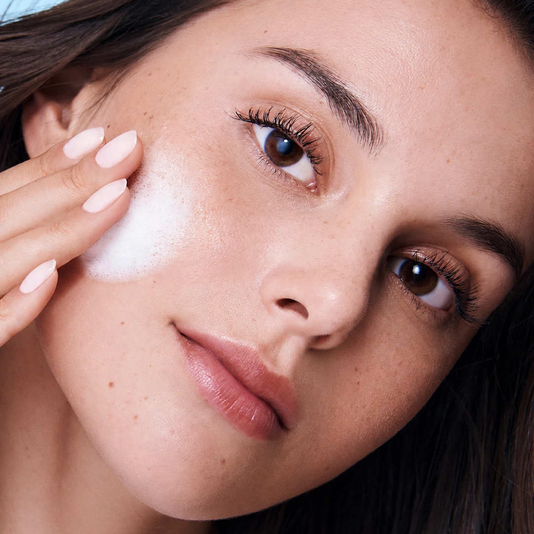 Mujer aplicando limpieza con Gel Moussant