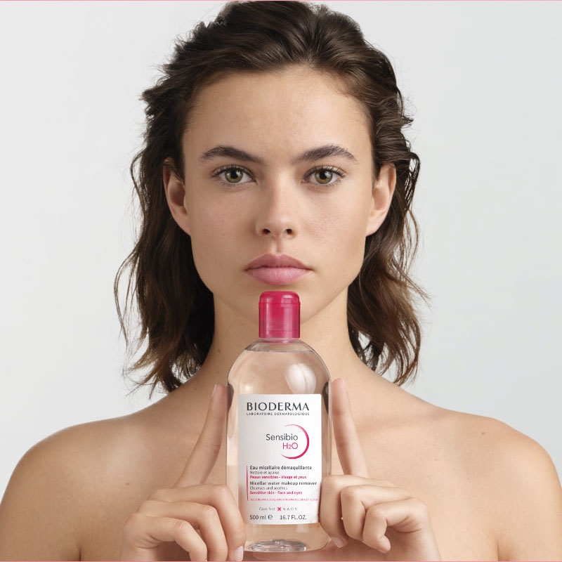 Modelo sosteniendo Sensibio H2o agua micelar.