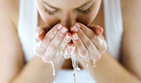 Lava tu cara con ayuda de Bioderma