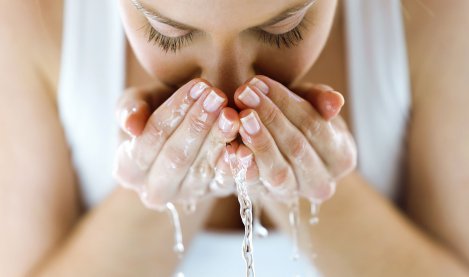 Lava tu cara con ayuda de Bioderma