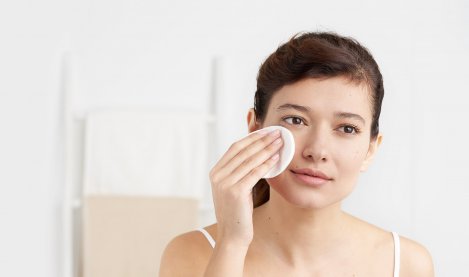 Limpiador facial fundamental para una piel saludable